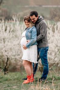 babybauch blühende bäume im foto