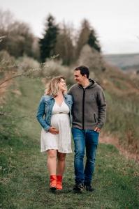 babybauch outdoor rote stiefel