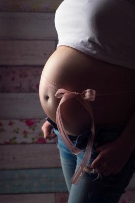 babybauch mit schleife in jeans im studio marktbreit