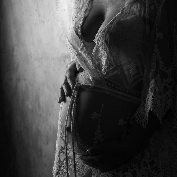 babybauch mit spitzekleid