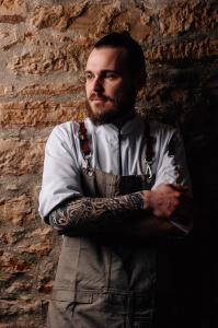 portrait mann steinwand