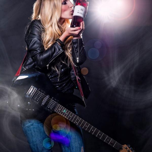 frau mit wein und girarre