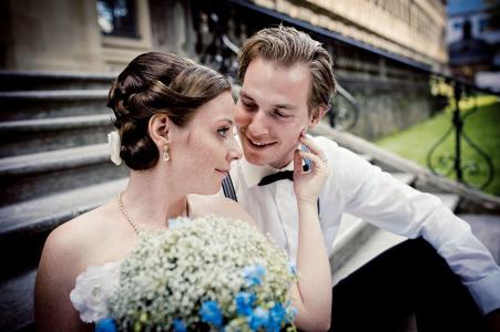 brautpaar mit blauen blumen treppe
