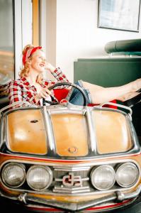 frau 50iger jahre look im auto