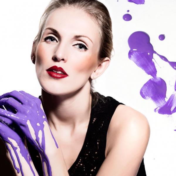 beautyportrait im studio lila farbe