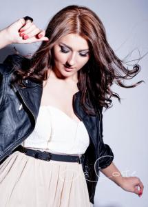 frau tanzt portrait im studio