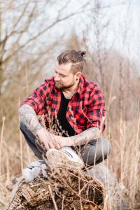 mann mit karohemnd outdoor im feld