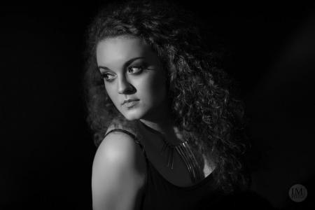 frau mit locken im studio