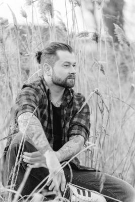 mann im feld schwarz weiss