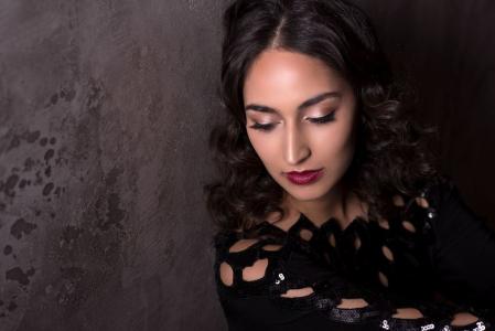 frau mit make up augen geschlossen