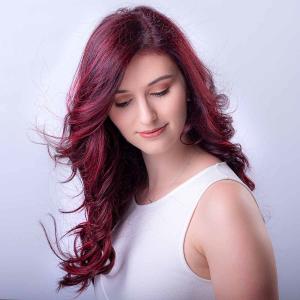 frau mit roten haaren locken haarverlängerung