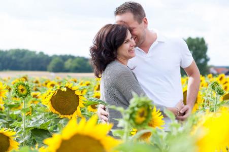paarshooting im sonnenblumenfeld